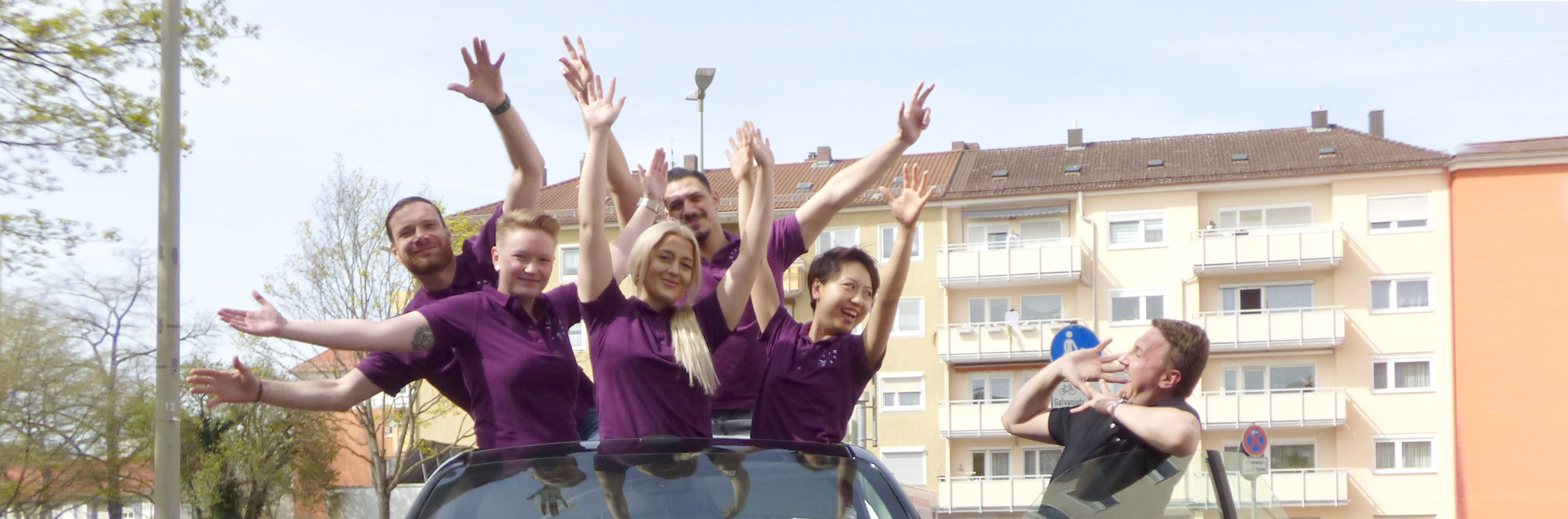 Pflegefachkräfte aus Nürnberg posieren in einem Smart Pflegefachkräfte aus Nürnberg posieren in einem Smart
