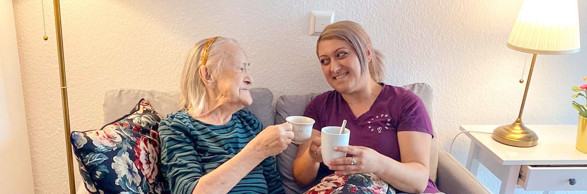 Pflegekraft unterstützt und pflegt Seniorin Zuhause