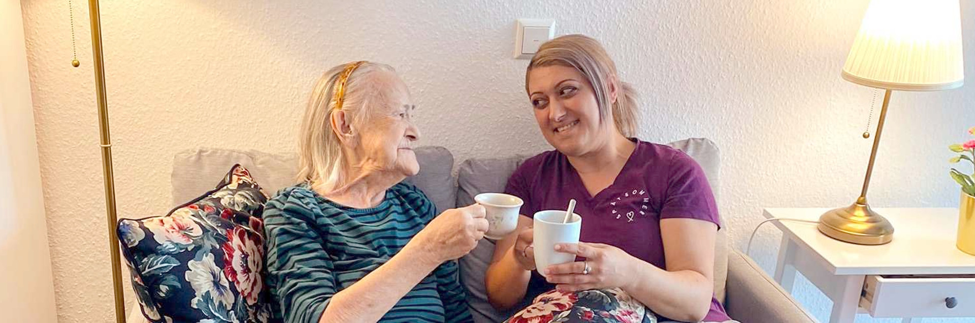Pflegekraft unterstützt und pflegt Seniorin Zuhause Pflegekraft unterstützt und pflegt Seniorin Zuhause